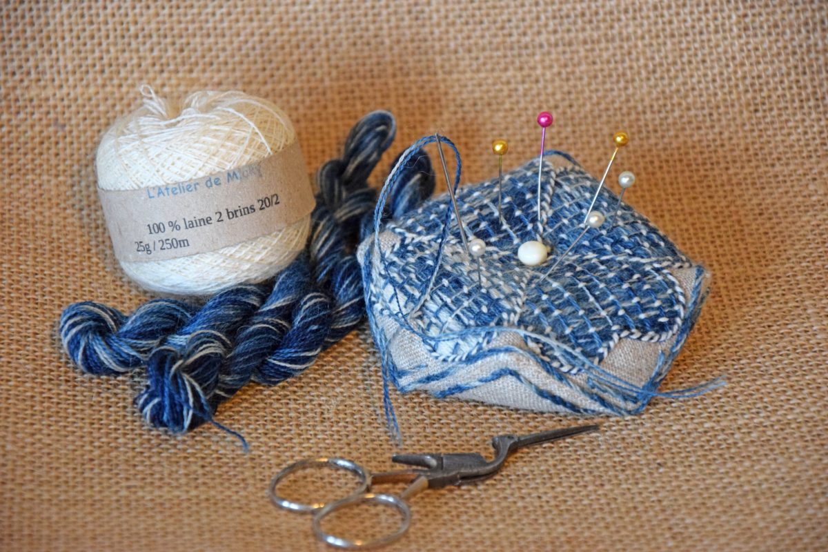 Kit biscornu bleu Point de Bayeux Fil de Mathilde