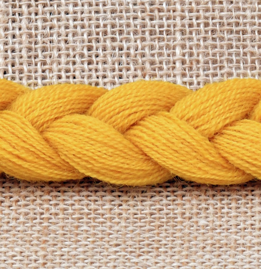 Tresse laine à broder Jaune Bouton d'Or détail Fil de Mathilde