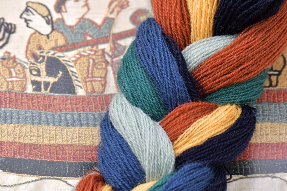 Tresse laine à broder 6 couleurs sur fond tapisserie de Bayeux